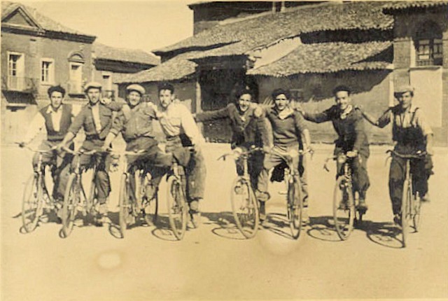 Foto de grupo de ciclistas en Mayorga