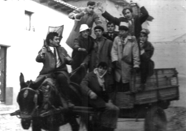 Foto de la noche de Reyes de Mayorga. Varias personas con un carro y una mula celebrando la fiesta.