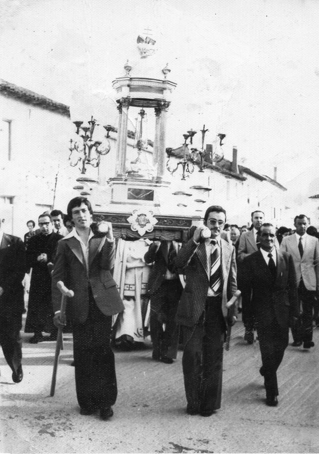 Foto en la procesión de Santo Toribio. Mario y Delfín llevando la Reliquia.