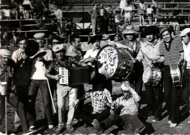 Foto de grupo en las fiestas de Mayorga con instrumentos musicales