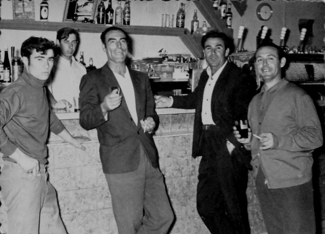 Foto de amigos en el Bar Central de Mayorga en 1972