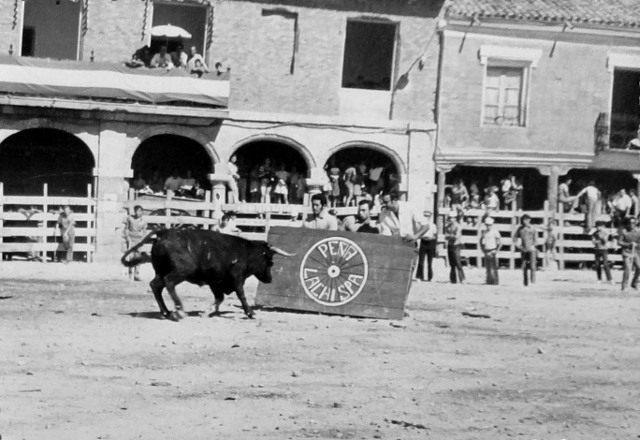 Foto de las fiestas de Mayorga en 1970. Tablero y toro