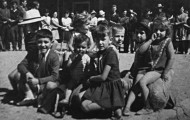 Foto de niños en la plaza de Mayorga 1965