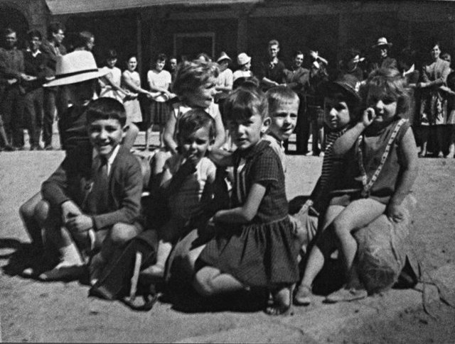 Foto de niños en la plaza de Mayorga 1965