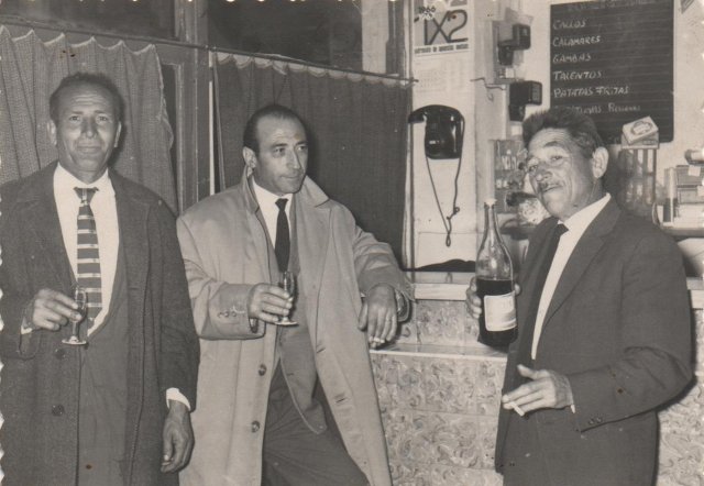 Foto de tres amigos en el Bar Central de Mayorga en 1967