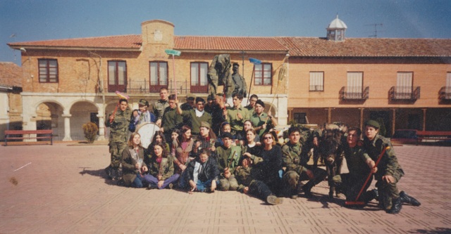 Foto de los quintos del 2000 en la plaza de Mayorga