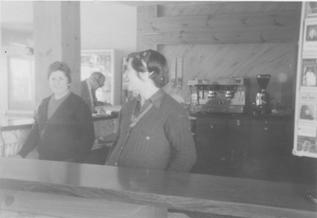 Mujeres en la gasolinera Mayorga 1976