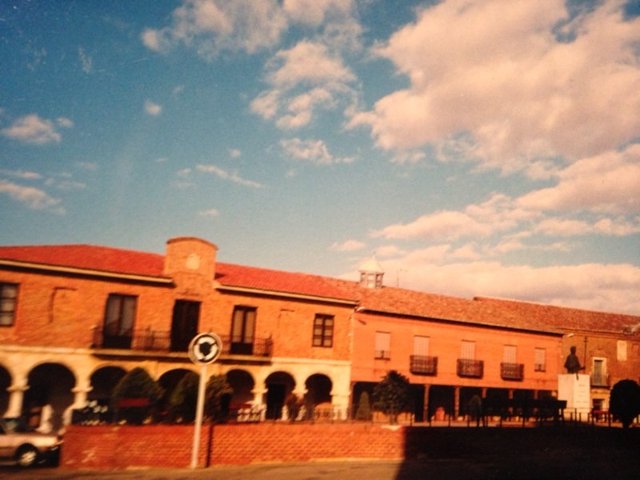 Foto de la Plaza España de Mayorga en 1990