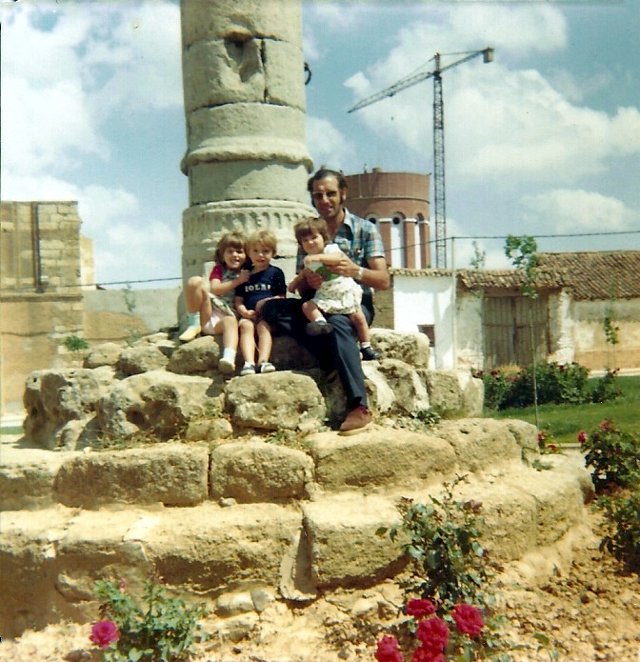 Lorenzo Rueda Pascual en el Rollo de Mayorga con sus sobrinos 1976