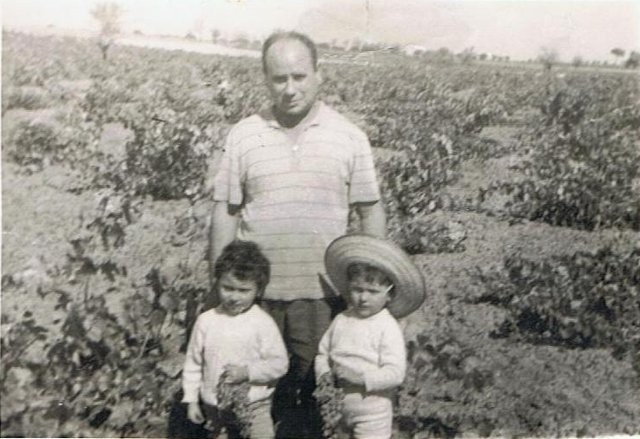 Jesús García con sus hijas Inma y Mari 1968
