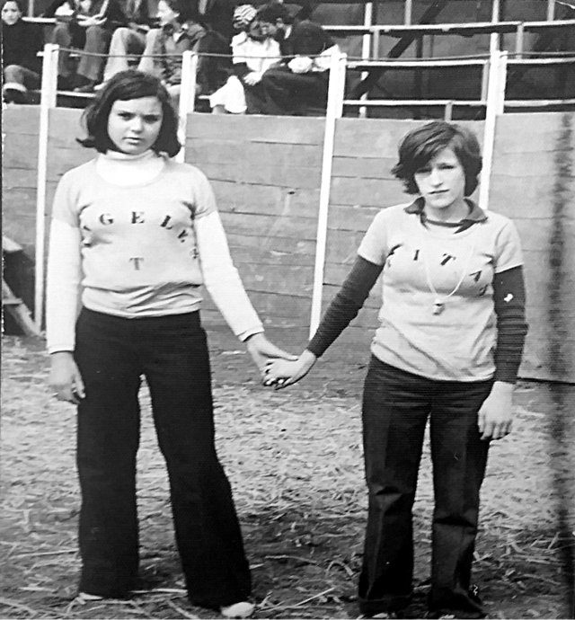 Dos chicas en la plaza de toros de Mayorga. 1978