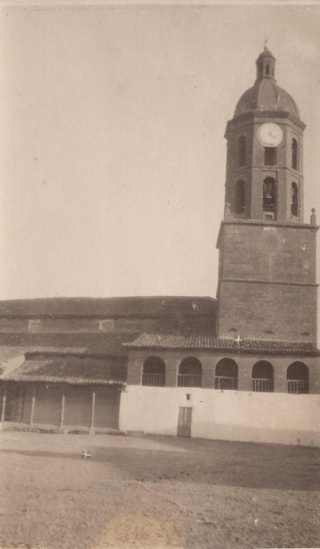 Iglesia del Salvador con torre y Acción Católica