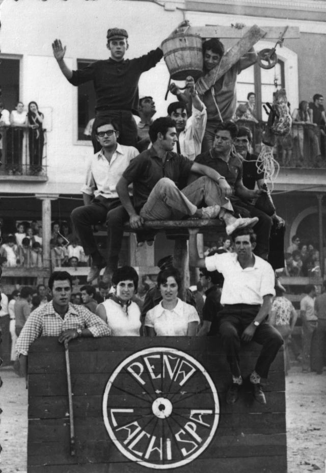 Foto de las fiestas de Mayorga. Vemos a la peña la chispa en 1970