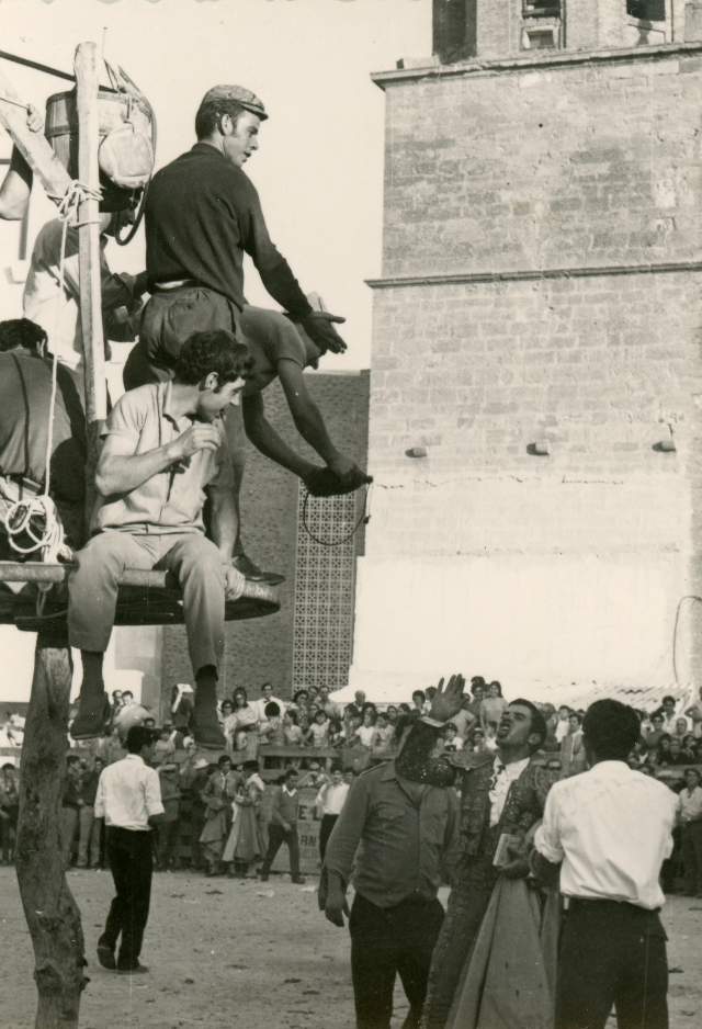 Torero bebiendo de la bota en Mayorga 1970