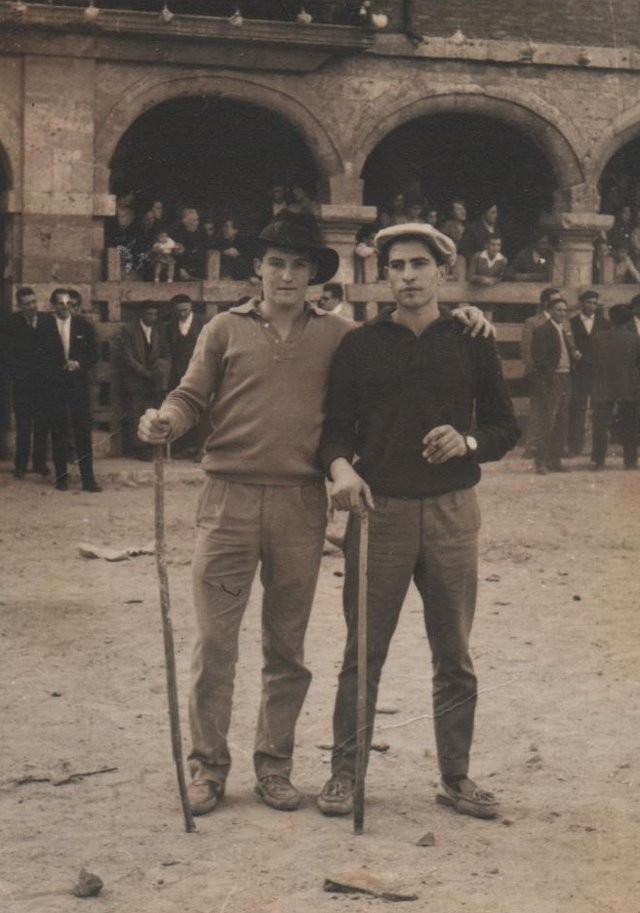 Amigos en plaza toros Mayorga