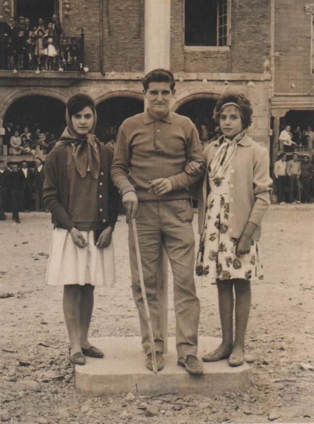 Jesus Cristin y dos chicas plaza toros Mayorga